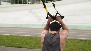 活跃的的家伙工作健身绳子男人。培训户外体育运动体育场